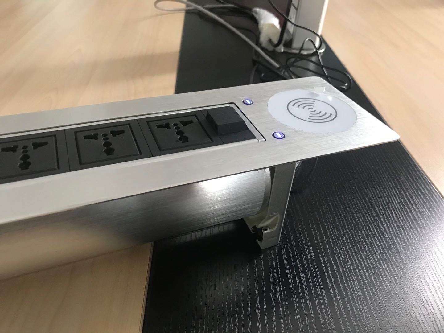 Ổ cắm &acirc;m b&agrave;n nắp mở điện tự động NV-ST803WQI
